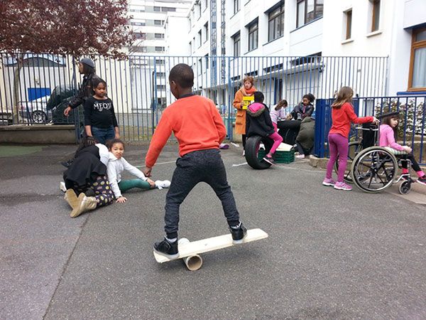 Une cour d’école investie par les enfants pendant la récréation
